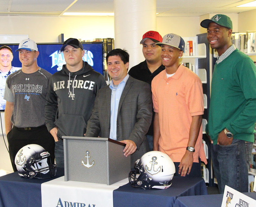 从左至右依次为:道尔顿·柯林斯、科尔·费根、瑞恩·赫恩教练、亚伦·罗德里格斯、杰斯汀·格林和托马斯·西尔弗