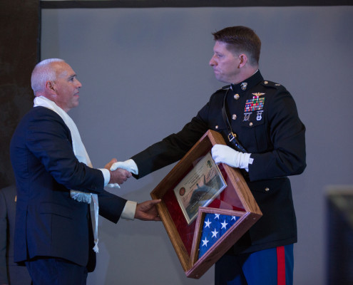 Executive Director of 校友 Relations Bill Thompson shakes hands with with USMC Retired Lt. Col. Chad Schwarm 校友 Recognition Awards Banquet in the Eagle Gym on Embry-Riddle Aeronautical University's Prescott 校园, in Prescott, AZ, October 2, 2015.
