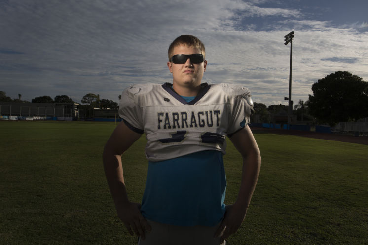 17岁的科里·卢肯比尔是法定盲人，但他是正规赌博软件推荐海军上将足球队的首发中锋。 约翰·彭迪·葛拉夫：100次