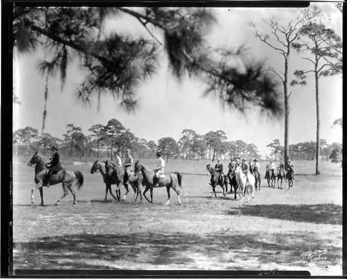 Horseback riders at 丛林乡村俱乐部酒店 Park, 1932 – Burgert Brothers