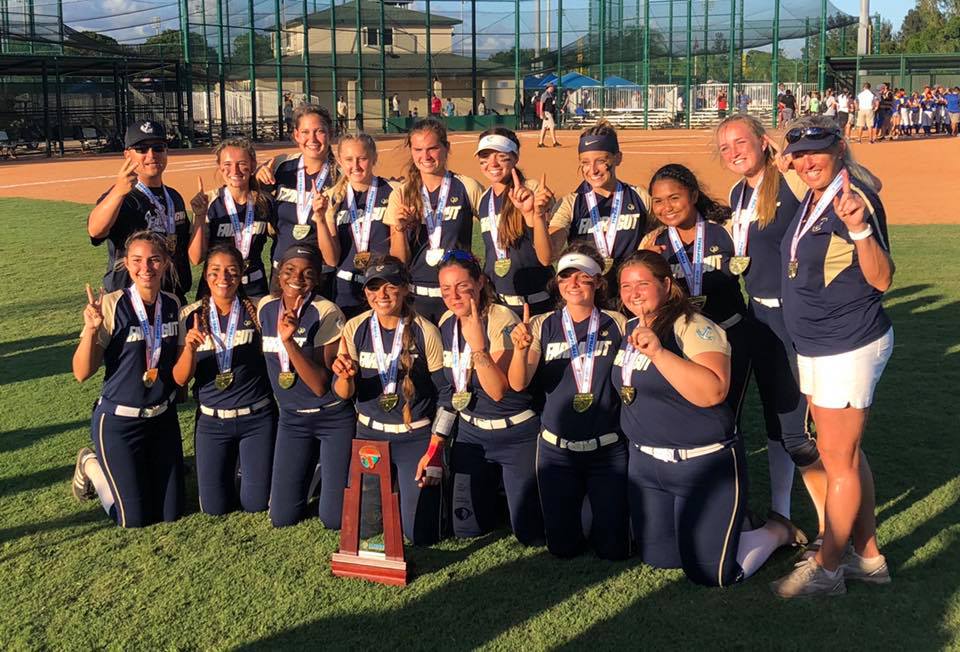 Admiral Farragut Academy Varsity 垒球 team made history aga在, w在n在g their second Class 3A state softball championship