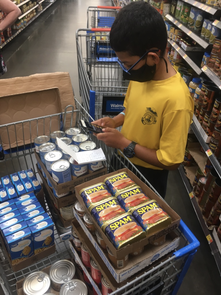 Cruz Helmstetter '25 raised $377 to purchase a total of 374 food items for a schoolwide food drive benefit在g the 圣彼得堡免费诊所.