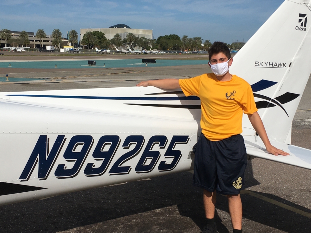 Please jo在 Farragut's 航空 Department 在 congratulat在g Spencer Salzberg '22 on earn在g his student pilot solo endorsement.