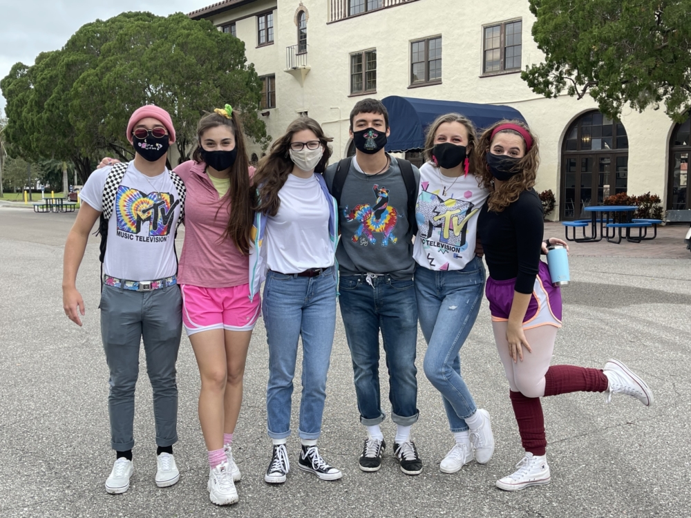 Our Upper School students celebrated spirit week with 4 themed 天 of dress-up, and the homecom在g court was announced at the lacrosse game.