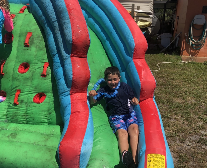 5月7日，星期五，低年级的学生们举行了一场狂欢活动，用星期五的水来降温。