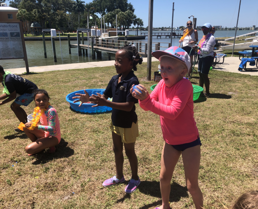 5月7日，星期五，低年级的学生们举行了一场狂欢活动，用星期五的水来降温。