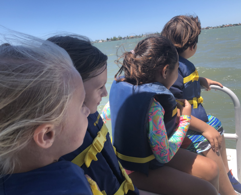 5月7日，星期五，低年级的学生们举行了一场狂欢活动，用星期五的水来降温。