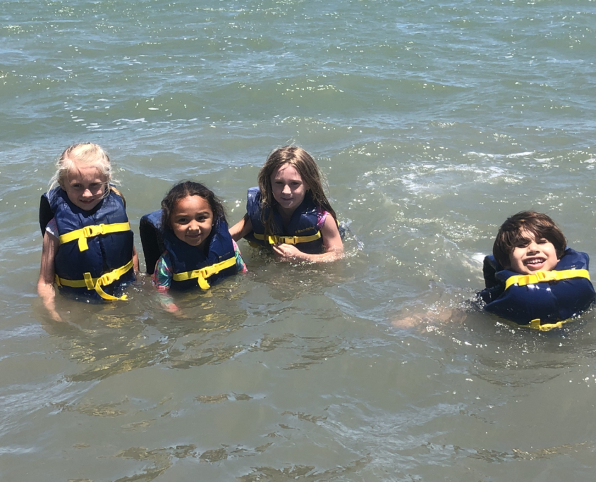 5月7日，星期五，低年级的学生们举行了一场狂欢活动，用星期五的水来降温。