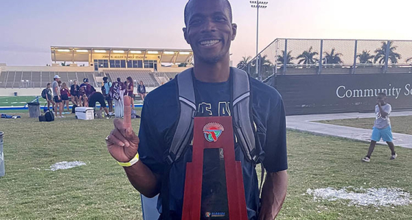 法拉古特蓝夹克田径教练阿伦·普拉瑟,2021年