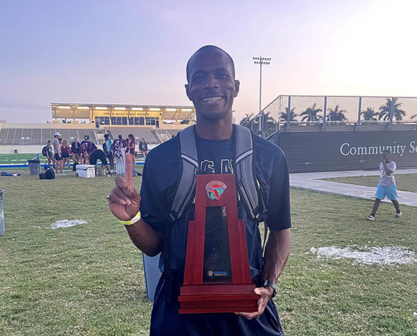 法拉古特蓝夹克田径教练阿伦·普拉瑟,2021年