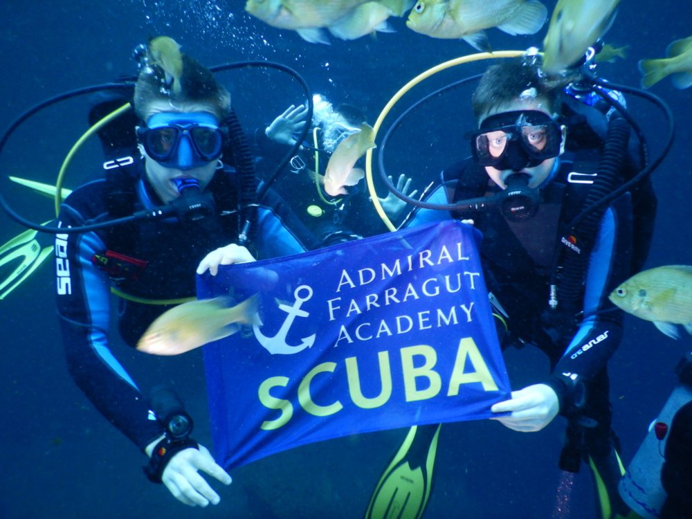 Admiral Farragut Academy's 潜水 classes and club spent the 2020-2021 school year under the waves.